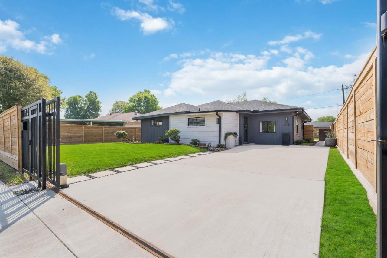 The Gated Modern Home Near Nrg And Medical Center Houston Exterior photo
